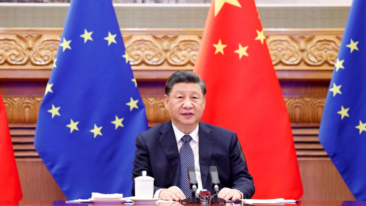 Hszi Csin-ping kínai elnök beszél április elsején Pekingben az EU vezetőivel tartott videokonferencián 