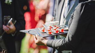 النادل يقدم الطعام في حفلة زفاف