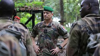 Генерал Тьерри Буркхард, начальник штаба обороны французской армии, с группой солдат из Камеруна, Чада, Габона, ДРК, Республики Конго и ЦАР. 15 апреля 2022 г.
