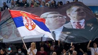 Szerb zászlót lobogtatnak Alekszandar Vucic szerb elnök hívei egy belgrádi kampánygyűlésen március 31-én