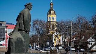 Lenin-szobor a moldovai Comrat település belvárosában március 12-én