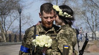 Két ukrán katona, Anasztázia és Vjacseszláv házasságot kötnek egy kijevi parkban