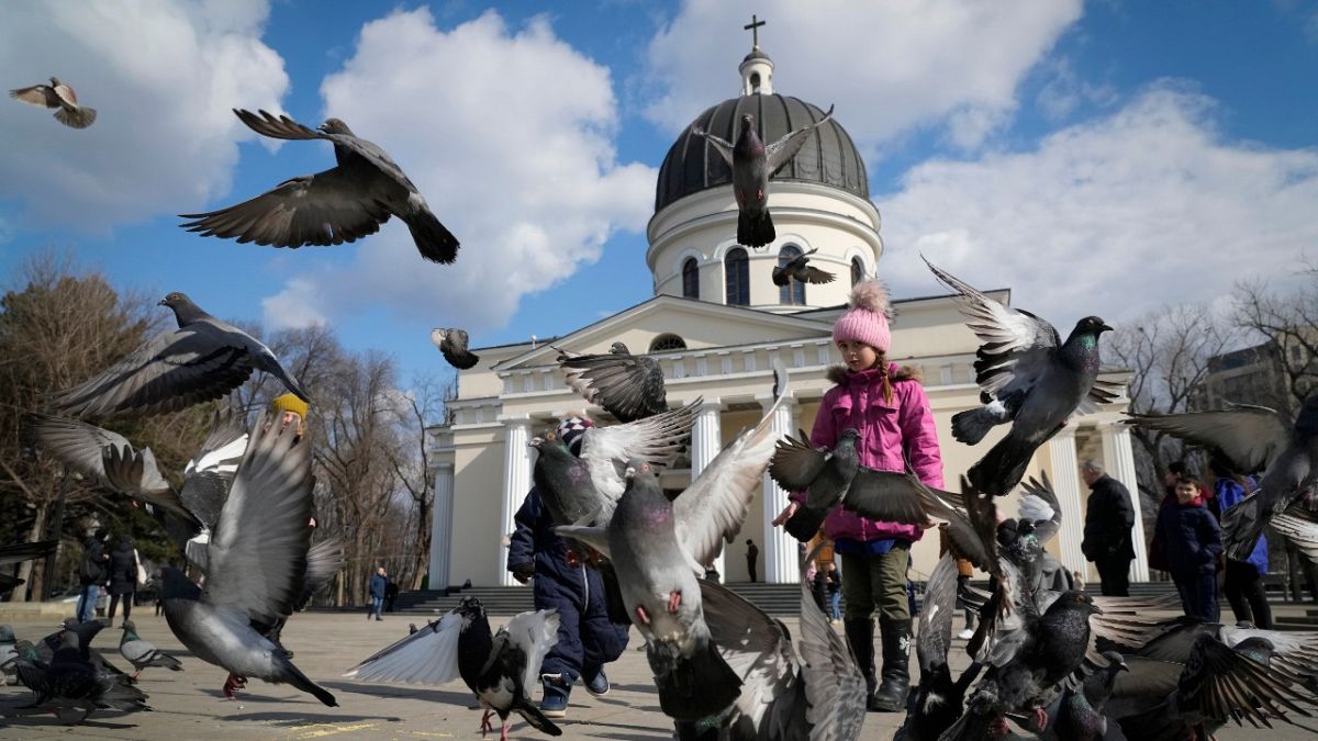 Gyerekek és galambok egy kisinyovi városi parkban, Moldvova, 2022. március 13.