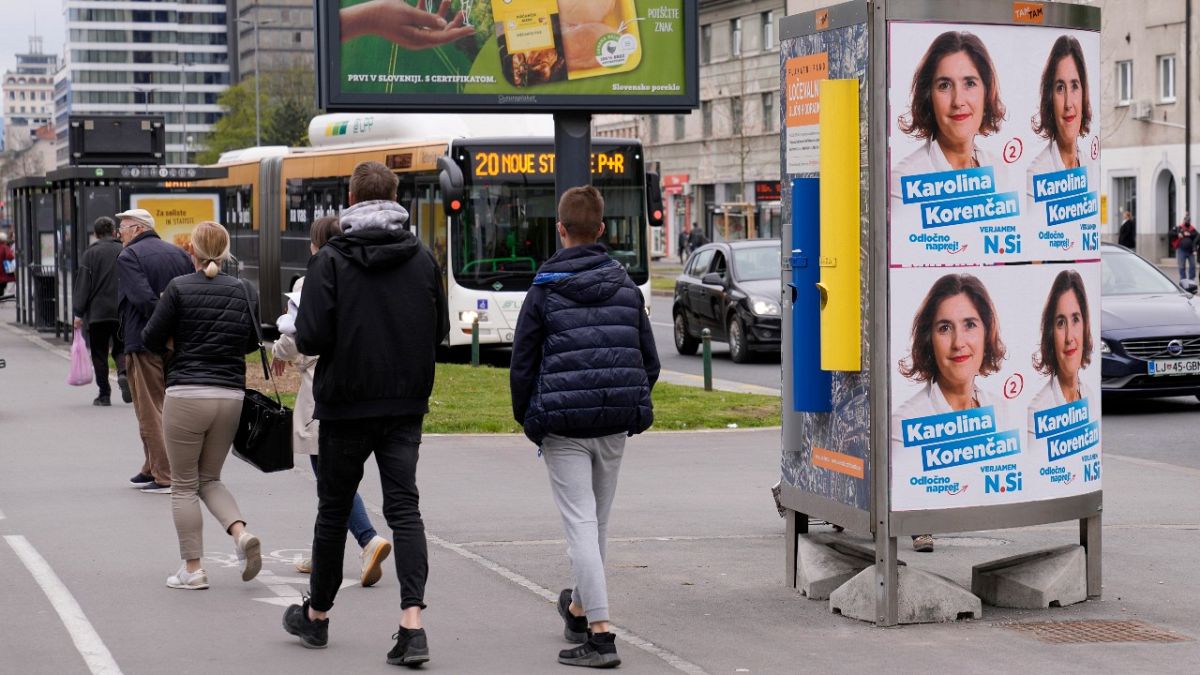 Választási plakátok Ljubljanában, Szlovéniában, 2022. április 21-én