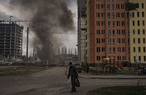 üst száll fel egy orosz bombatámadás után Harkivban