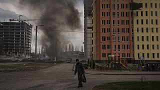 üst száll fel egy orosz bombatámadás után Harkivban 