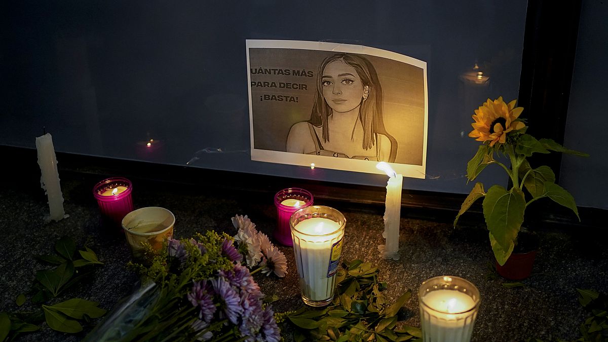 Свечи и цветы в память об убитой Дебани Эскобар