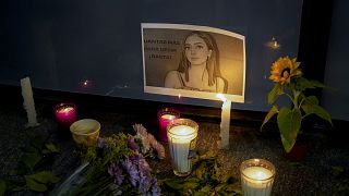 Свечи и цветы в память об убитой Дебани Эскобар