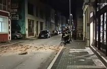 Törmelék az utcán Stolacban, a földrengés után 2022. április 22-én