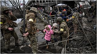 أوكرانيون يحاولون عبور جسر مدمر أثناء هروبهم من مدينة إربين