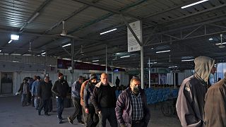 عمال فلسطينيون يغادرون المحطة الأخيرة في بيت حانون في شمال قطاع غزة، قبل الوصول إلى إسرائيل عبر معبر إيريز للعمل،  23 فبراير، 2022