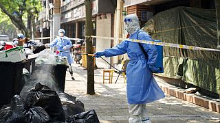 A szemeteszsákokat fertőtlenítik Shanghai utcáin 2022. április 21.