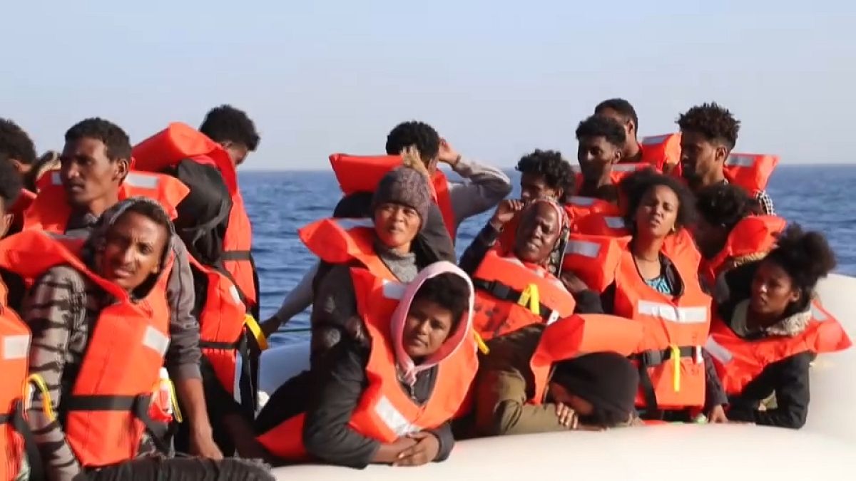 إنقاذ مهاجرين غير شرعيين قبالة سواحل ليبيا