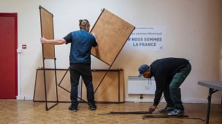 آماده‌سازی حوزه‌های رأی‌گیری برای دور دوم انتخابات ریاست جمهوری فرانسه