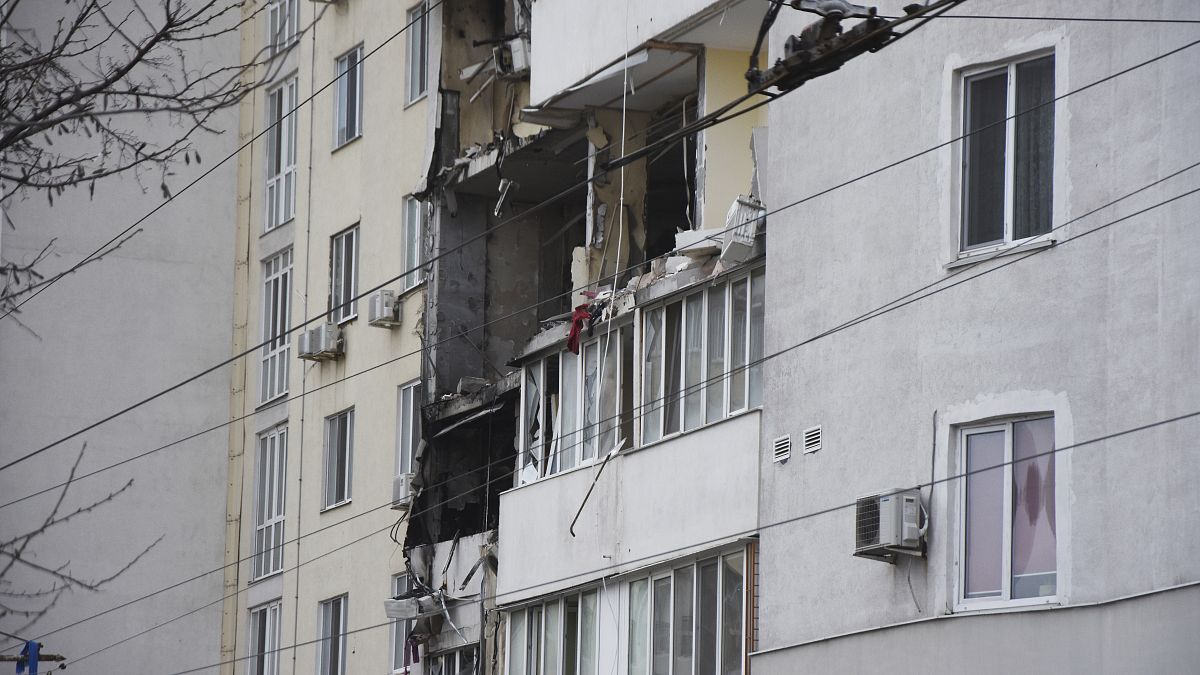 Здание в Одессе после обстрела