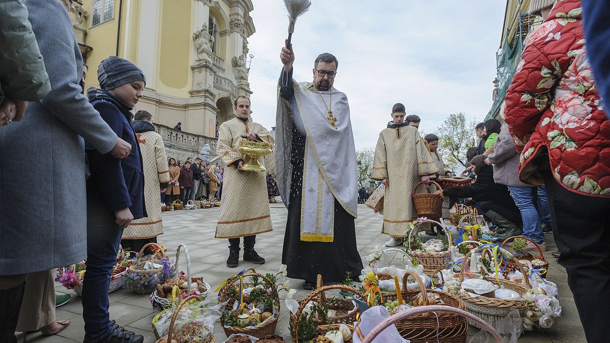 Ein ukrainischer Priester segnet traditionelle Kuchen und Ostereier Lwiw (23. April 20229