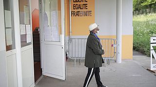 Ein Mann verlässt ein Wahlbüro in Montreuil, nördlich von Paris, 24.04.2022