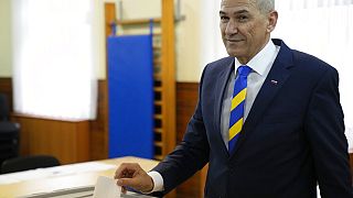 Le Premier ministre slovène Janez Jansa dépose son bulletin de vote, dimanche 24 avril 2022.
