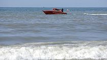 Un barcone che trasportava 60 migranti è affondato al largo delle coste libanesi.