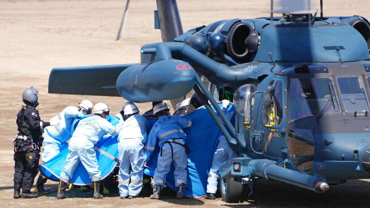 A mentőszolgálat munkatársai Shariban, Hokkaido északi szigetén 2022. április 24-én, vasárnap.