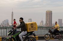 عمال توصيل في العاصمة المصرية القاهرة-أبريل 2022 