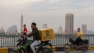 عمال توصيل في العاصمة المصرية القاهرة-أبريل 2022