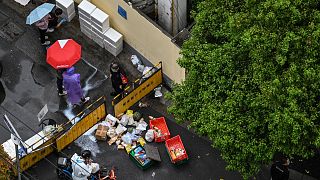 نقطة تفتيش في أحد الشوارع خلال الاغلاق بسبب فيروس كورونا، منطقة جينغان في شنغهاي - 23 أبريل 2022