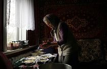 63-летняя Елена Коптыль готовит тесто для выпечки кулича в своем доме на окраине Чернигова