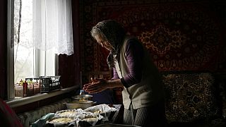 Ukrainian grandma bakes Easter cake amid rubble