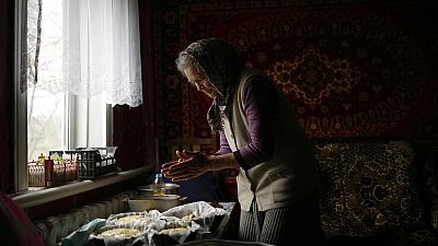 جدة أوكرانية تخبز كعكة العيد