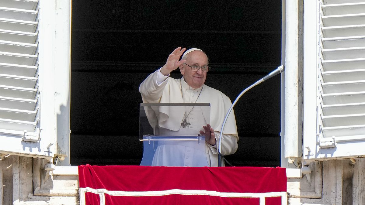 Ferenc pápa integet a Vatikánban, a Szent Péter téren összegyűlt tömegnek április 24-én