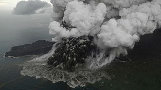 Endonezya'daki Anak Krakatau Yanardağı