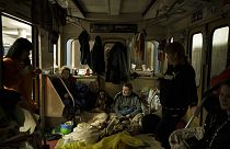 Жители Харькова в вагоне метро, используемого в качестве бомбоубежища, 26 марта, 2022 г.