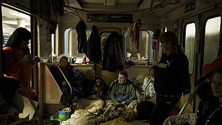 Жители Харькова в вагоне метро, используемого в качестве бомбоубежища, 26 марта, 2022 г.