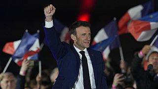 Il presidente francese Emmanuel Macron festeggia con i sostenitori a Parigi, Francia, domenica 24 aprile 2022