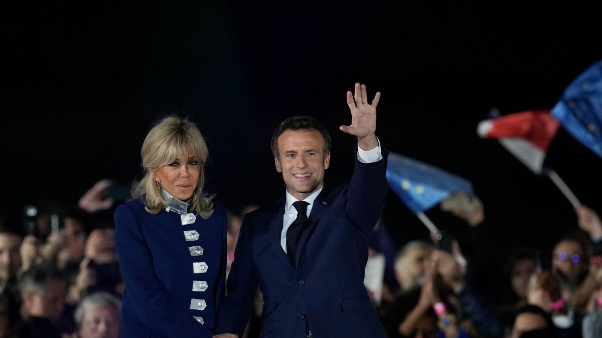 الرئيس الفرنسي إيمانويل ماكرون وزوجته بريجيت في "شان دو مارس" الباريسية بعد إعلان فوزه في الانتخابات الرئاسية