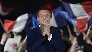 El presidente francés Emmanuel Macron celebra con sus partidarios en París, Francia, el domingo 24 de abril de 2022