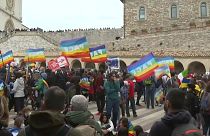 Los participantes en la marcha por la paz a su llegada a Asis, Umbría, Italia 24/4/2022