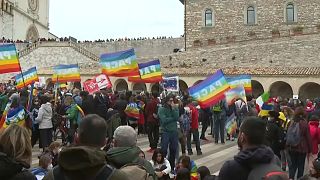 Los participantes en la marcha por la paz a su llegada a Asis, Umbría, Italia 24/4/2022