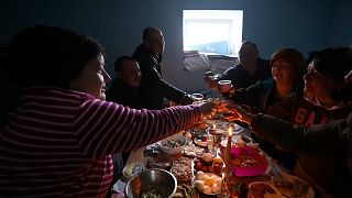 Una cena de Pascua entre residentes de Irpin, Ucrania