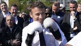 Macron bokszkesztyűben 2022- április 21-én a Párizs-közeli Saint-Denis-ben rendezett kampányrendezvényen
