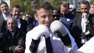 Macron bokszkesztyűben 2022- április 21-én a Párizs-közeli Saint-Denis-ben rendezett kampányrendezvényen
