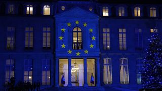 علم الاتحاد الأوروبي على قصر الإليزيه