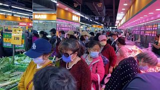 Habitantes de Pekín llenan los supermercados para comprar alimentos