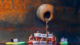 Les militants de Greenpeace accrochés à l'ancre du pétrolier