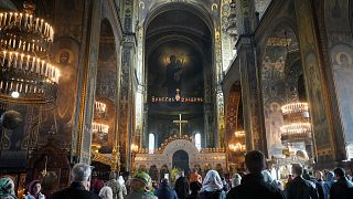 قداس في كاتدرائية فولوديميسكي خلال احتفال عيد الفصح في كييف، الأحد 24 أبريل 2022