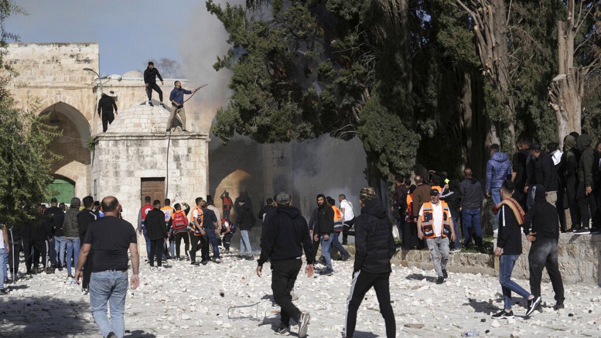 Столкновения палестинцев с израильскими полицейскими у мечети Аль-Акса. 22 апреля 2022 года. 