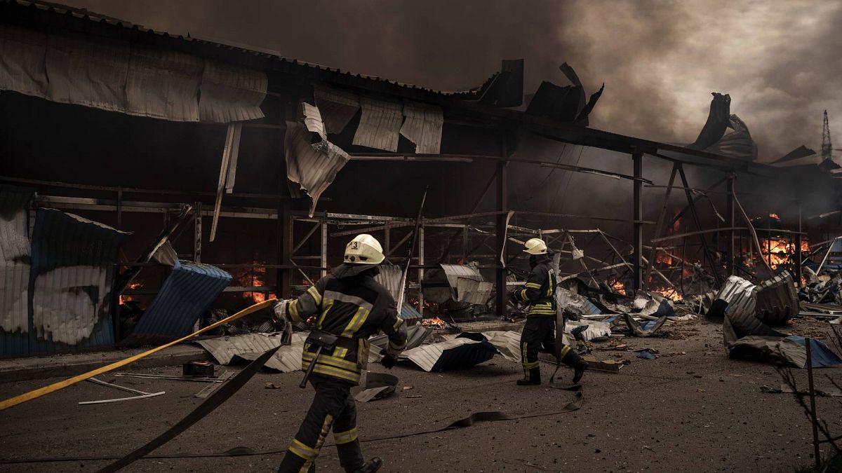 رجال الإطفاء يعملون على إخماد حريق في مستودع بعد القصف الروسي في خاركيف، أوكرانيا، السبت 23 أبريل 2022