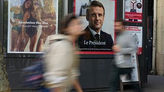  Un portrait du président Emmanuel Macron à la une affiché sur un kiosque à journaux, à Paris, 25 avril 2022