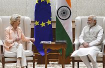 La présidente de la Commission européenne Ursula von der Leyen à gauche et le premier ministre indien Narendra Modi à droite lors d'une rencontre à New Delhi en Inde